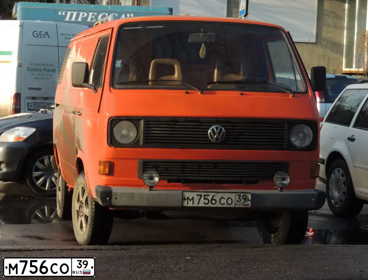 Фото автомобиля VOLKSWAGEN TRANSPORTER, 1990 — госномер Р865СМ39. Цвет: ОРАНЖЕВЫЙ