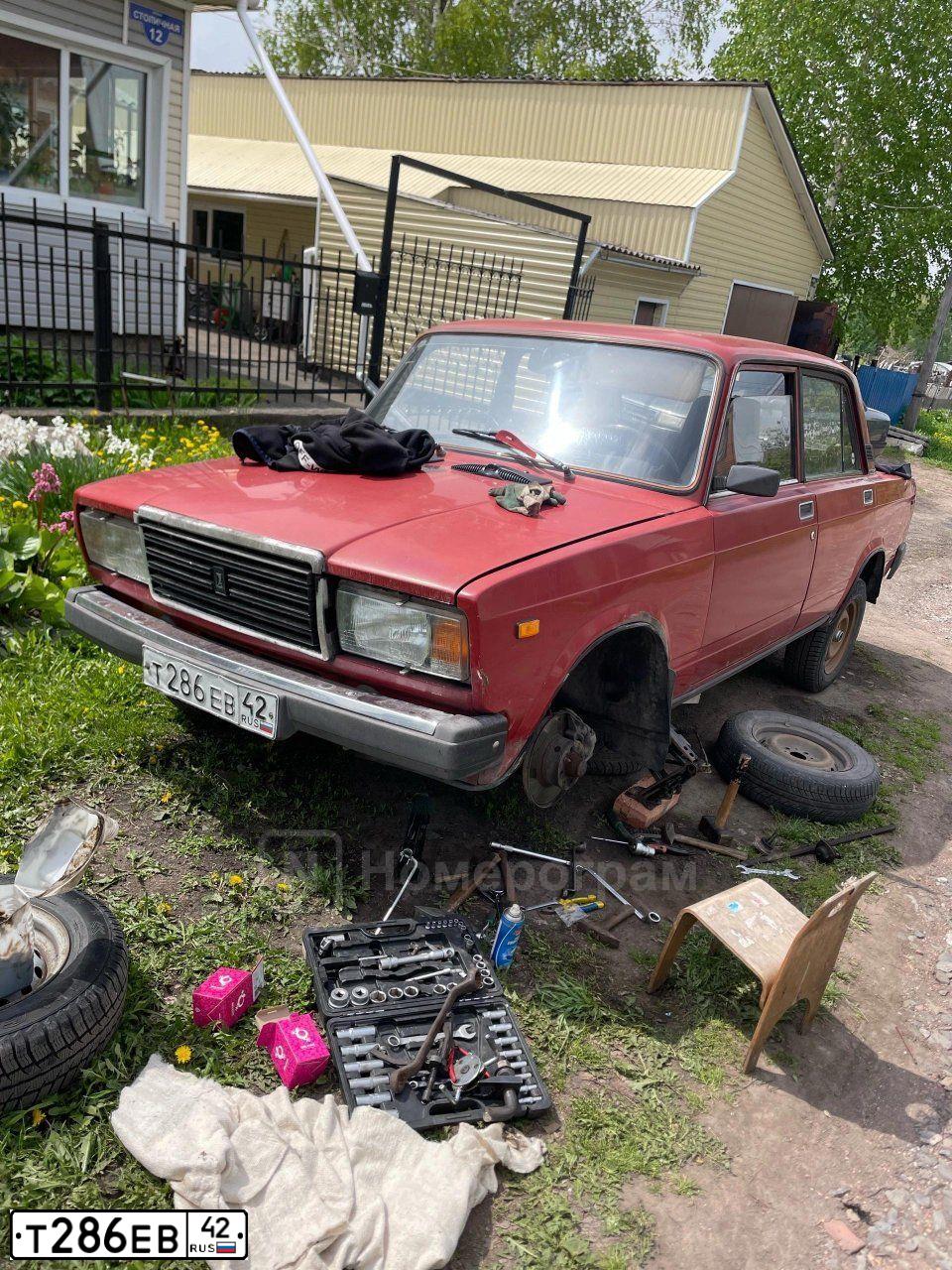 Фото автомобиля LADA 2107, 1999 — госномер В303РА142. Цвет: ТЕМНО-КРАСНЫЙ