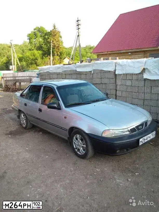 Фото автомобиля DAEWOO NEXIA, 2003 — госномер М264РН102. Цвет: СНЕЖНАЯ КОРОЛЕВА
