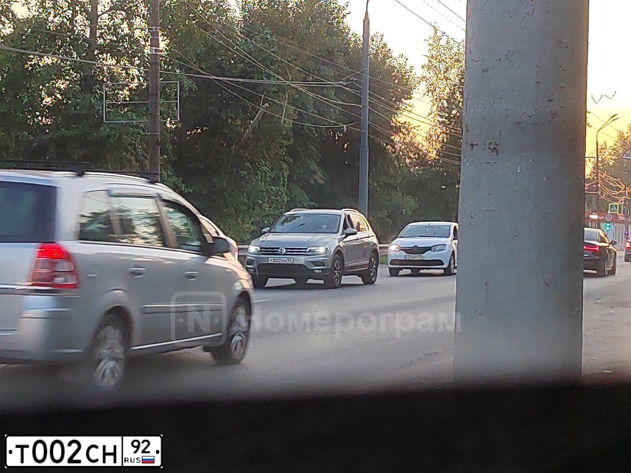 Фото автомобиля INFINITI QX60 /JX/, 2014 — госномер В002УВ23. Цвет: ТЕМНО-БОРДОВЫЙ