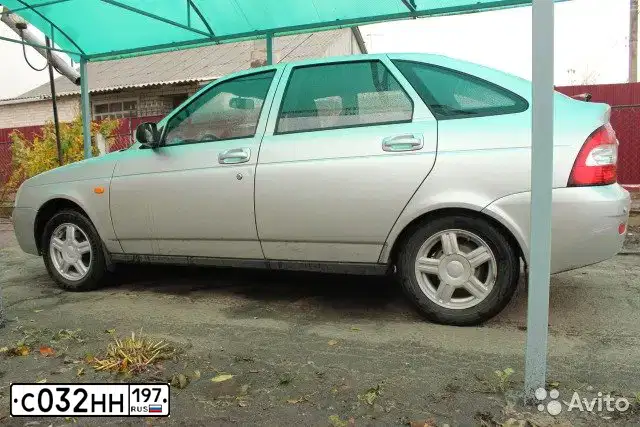 Фото автомобиля LADA 2172 PRIORA, 2011 — госномер Т828УР31. Цвет: СВЕТЛО-СЕРЕБРИСТЫЙ