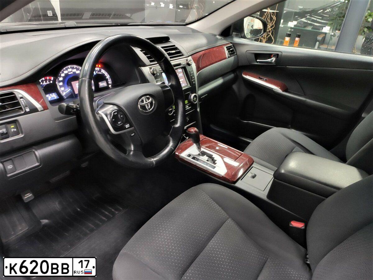 Фото автомобиля TOYOTA CAMRY, 2012 — госномер К565АУ17. Цвет: ЧЕРНЫЙ МЕТАЛЛИК