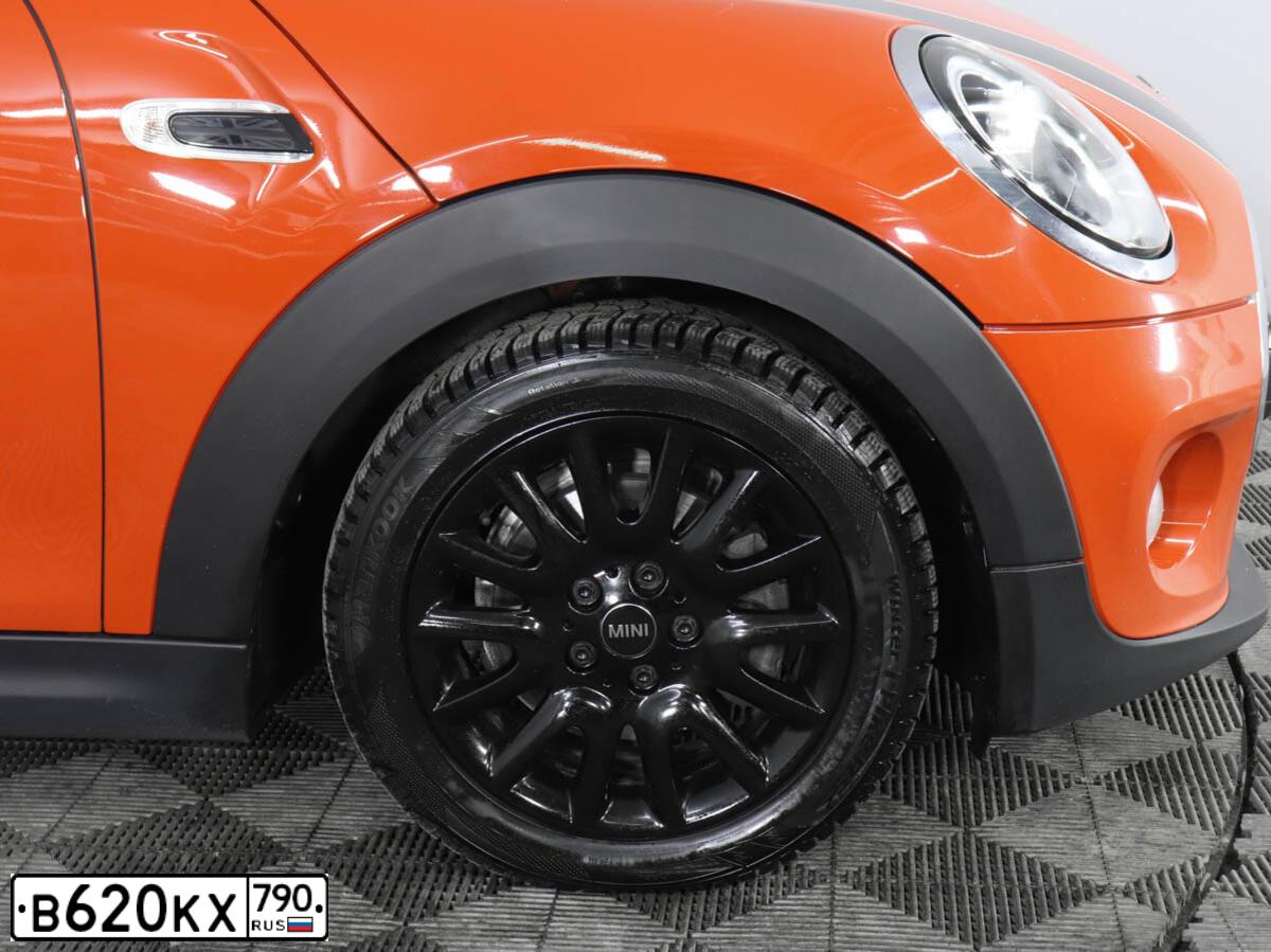 Фото автомобиля MINI МИНИ КУПЕР, 2019 — госномер В620КХ790. Цвет: оранжевый черный