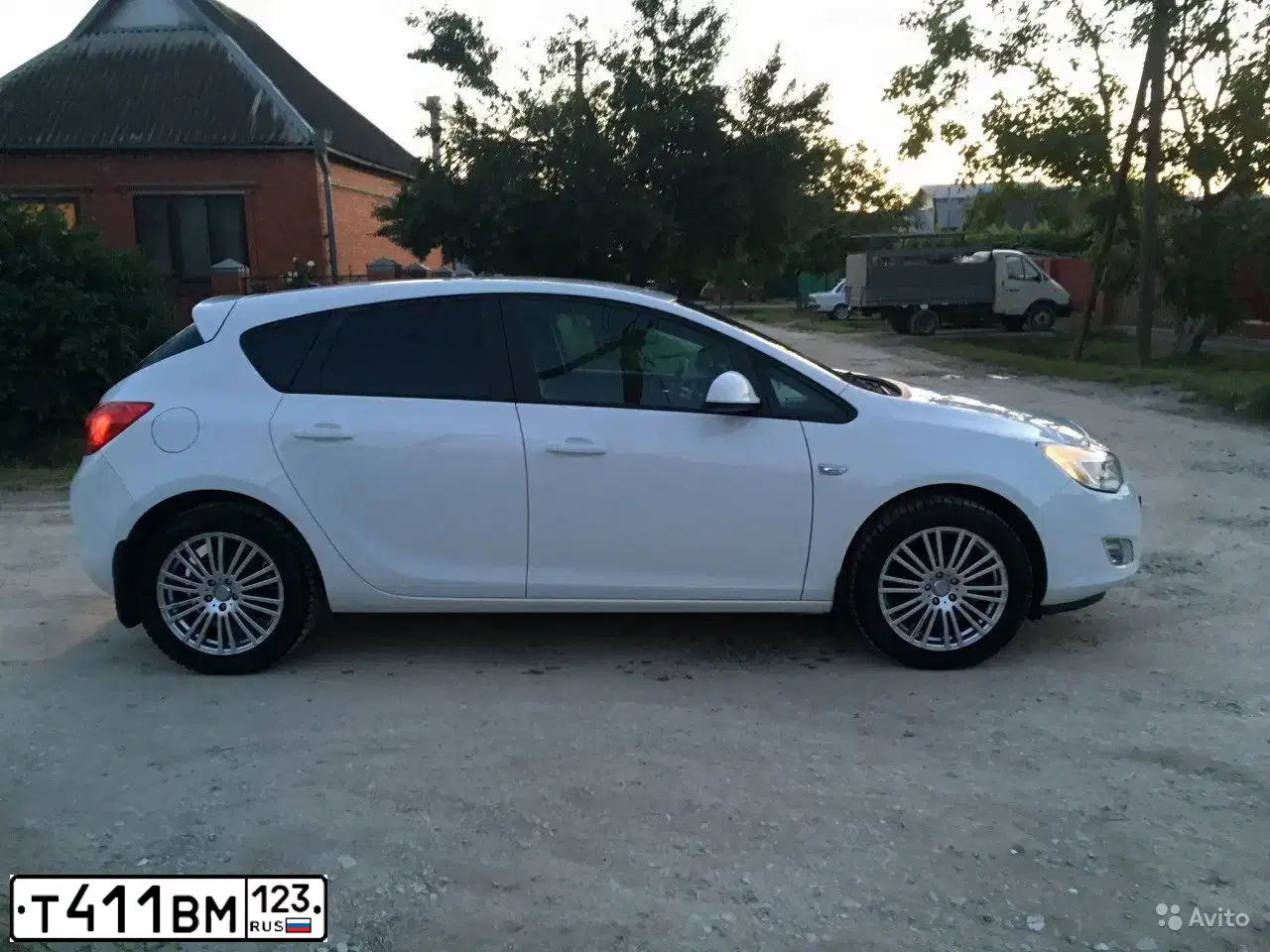 Фото автомобиля OPEL ASTRA, 2011 — госномер Т411ВМ123. Цвет: БЕЛЫЙ