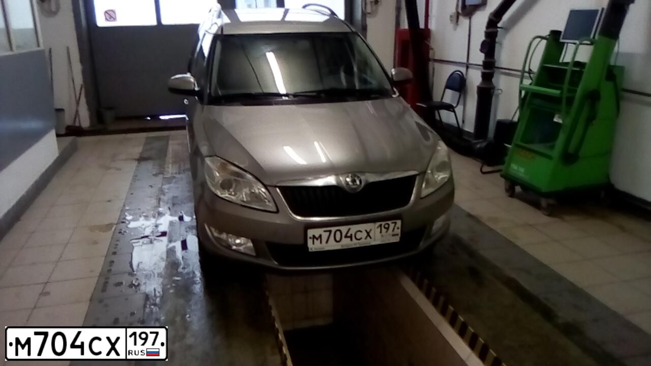 Фото автомобиля SKODA ROOMSTER, 2011 — госномер М704СХ197. Цвет: СЕРЫЙ