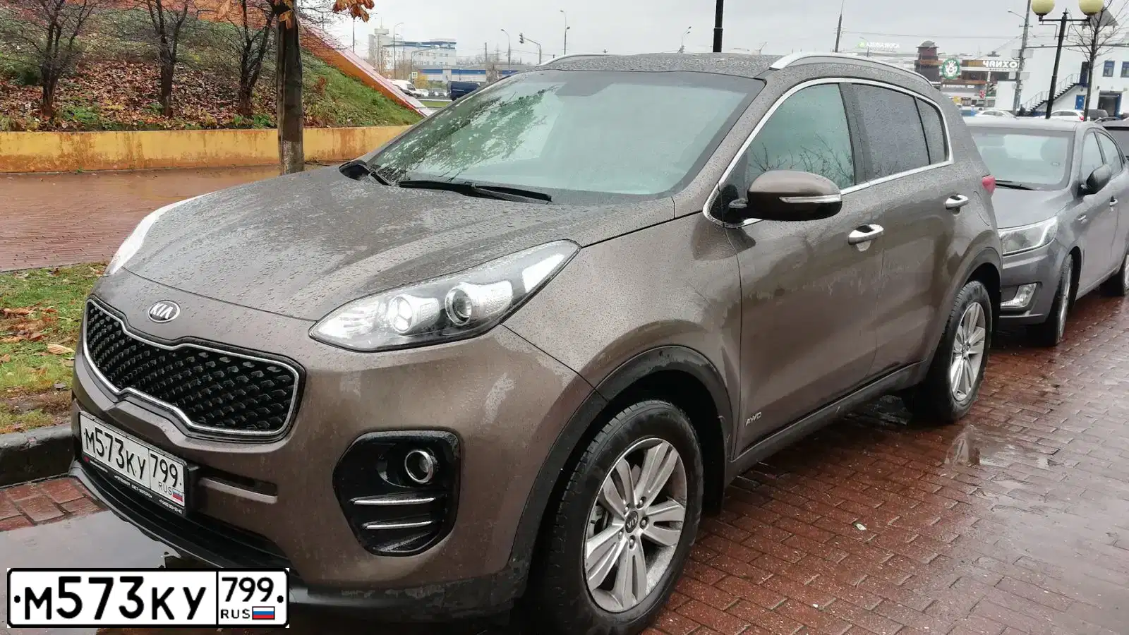 Фото автомобиля KIA SPORTAGE, 2018 — госномер М573КУ799. Цвет: коричневый