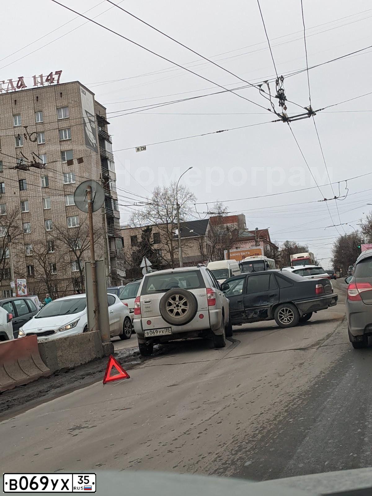 Фото автомобиля CHERY TIGGO, 2012 — госномер В069УХ35. Цвет: СЕРЕБРИСТЫЙ