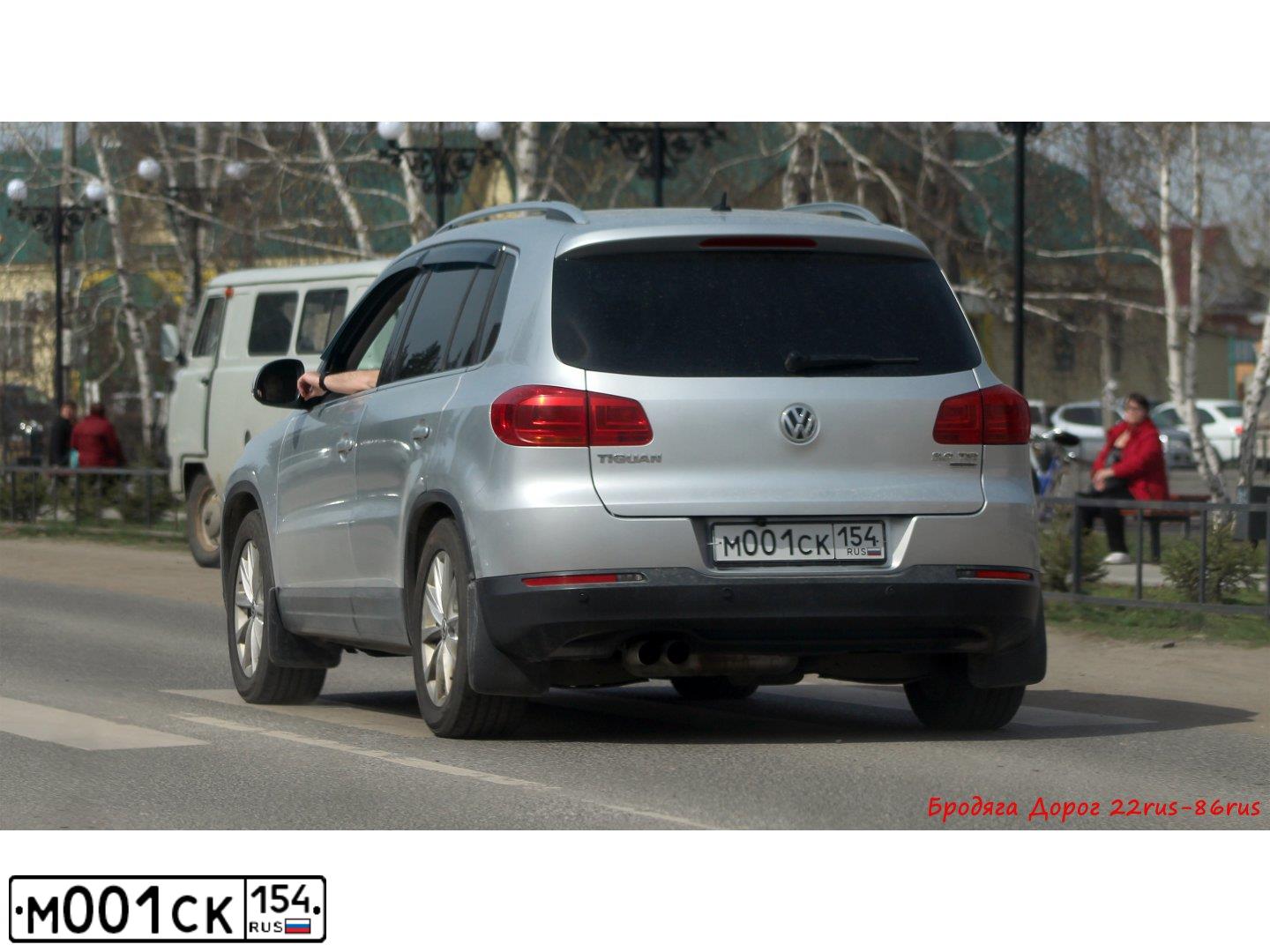 Фото автомобиля VOLKSWAGEN TIGUAN, 2012 — госномер М001СК154. Цвет: Серебристый