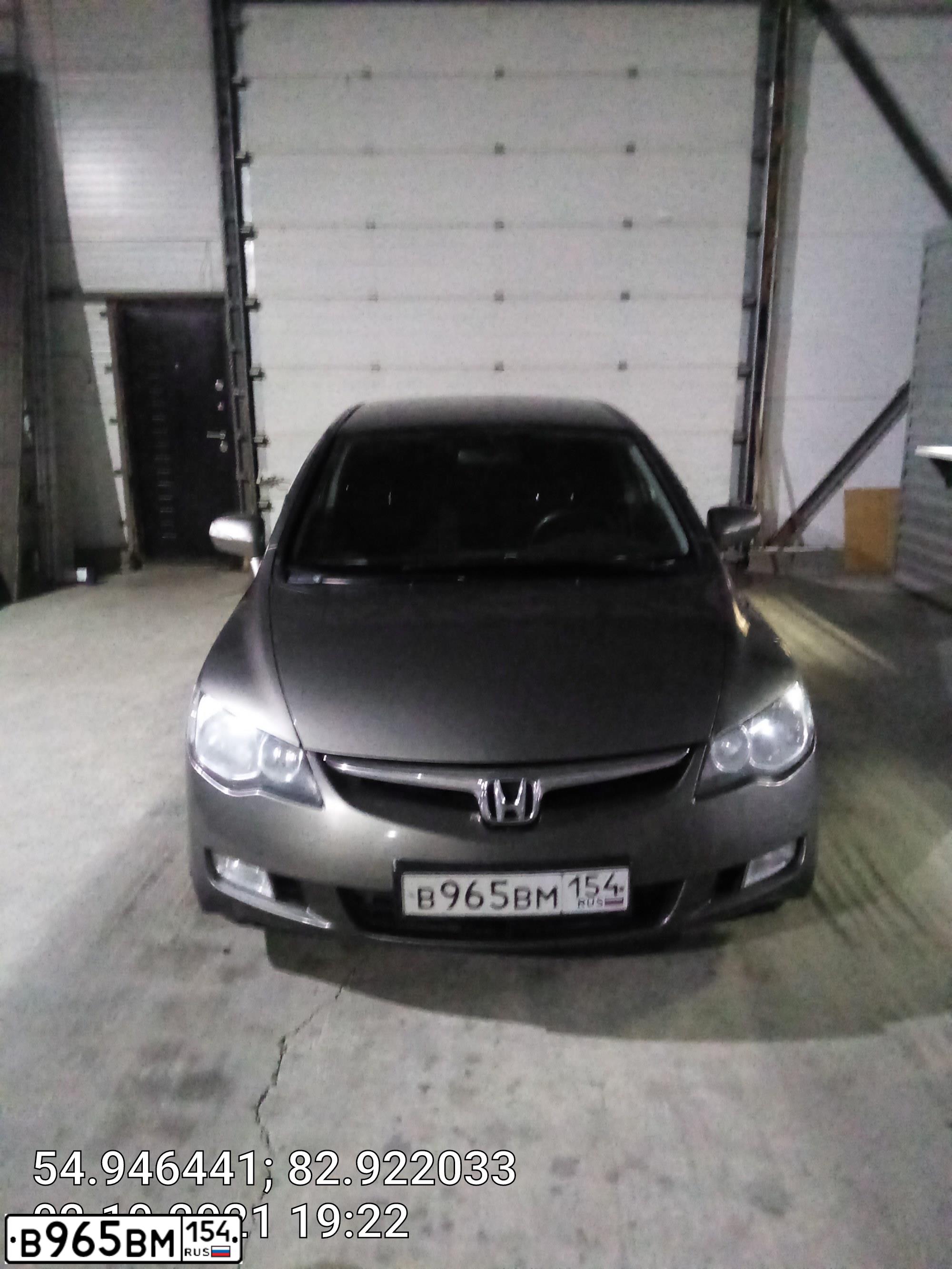 Фото автомобиля HONDA CIVIC, 2008 — госномер В965ВМ154. Цвет: Серый
