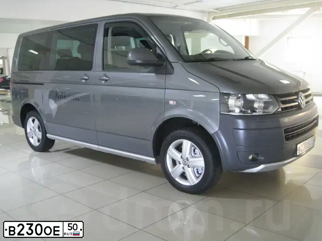 Фото автомобиля VOLKSWAGEN MULTIVAN, 2011 — госномер М448НА777. Цвет: СЕРЫЙ