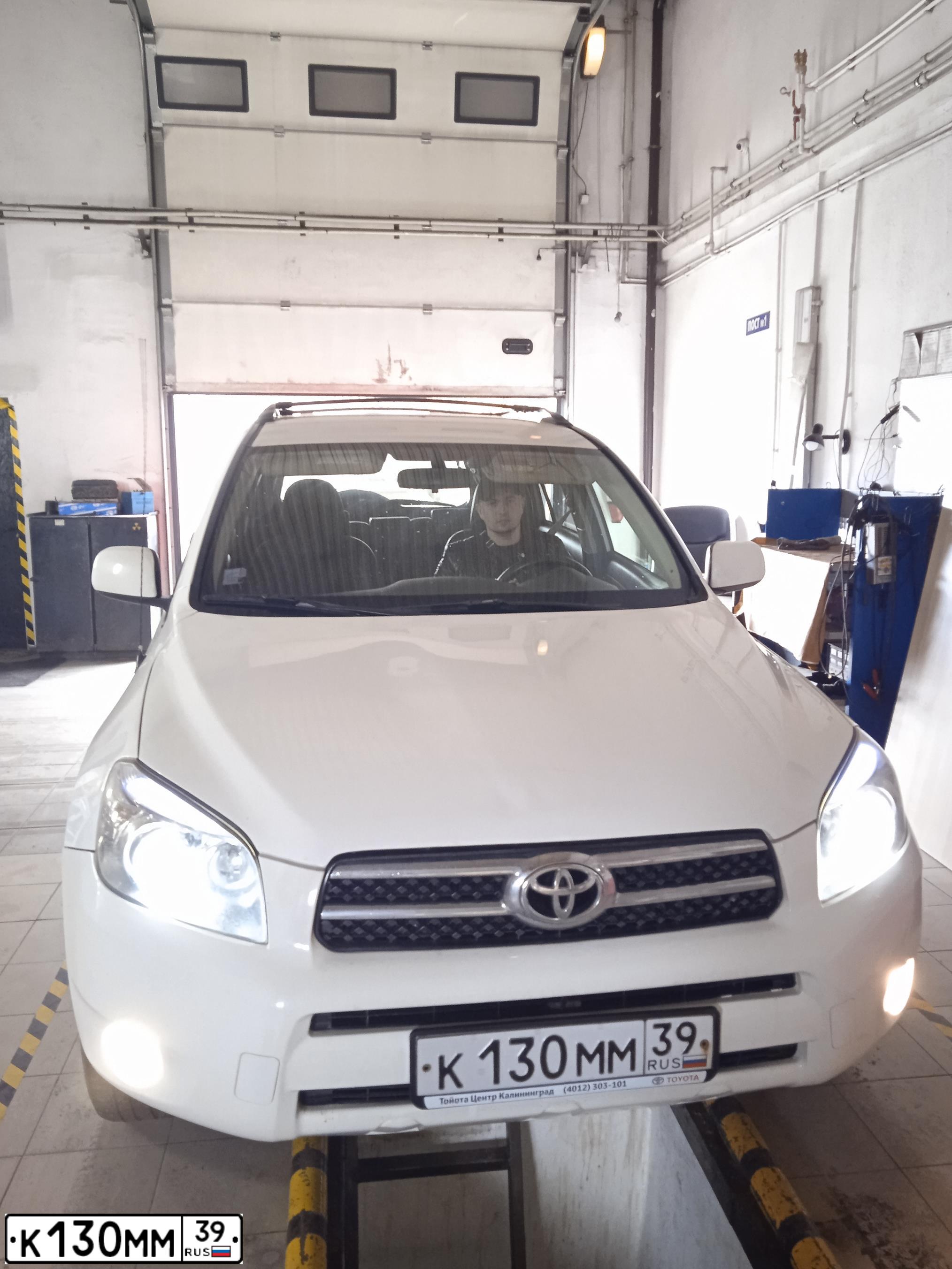 Фото автомобиля TOYOTA RAV4, 2007 — госномер К130ММ39. Цвет: Белый