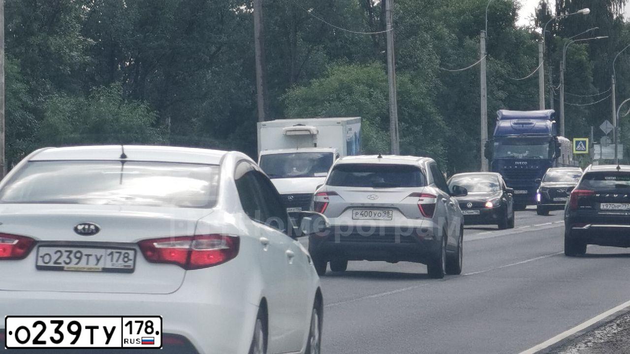 Фото автомобиля KIA RIO, 2013 — госномер О239ТУ178. Цвет: БЕЛЫЙ