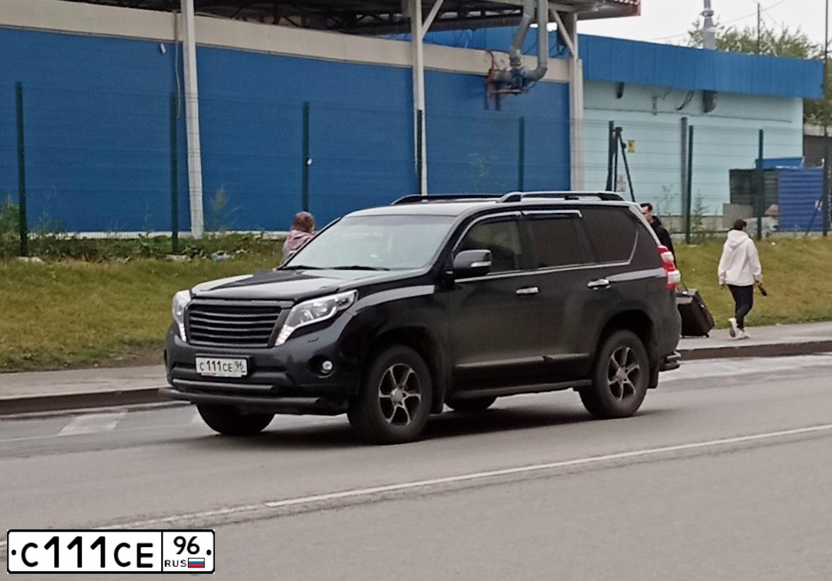 Фото автомобиля TOYOTA LANDCRUISER, 2015 — госномер С111СЕ96. Цвет: ЧЕРНЫЙ