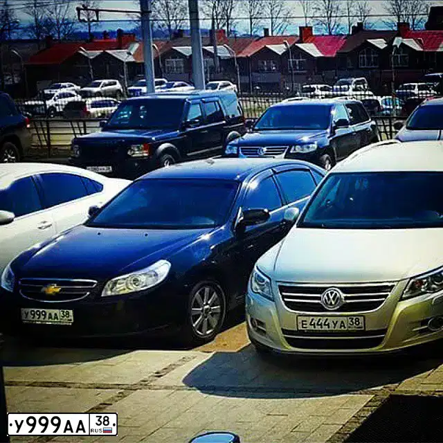 Фото автомобиля TOYOTA CAMRY, 2015 — госномер У999АА38. Цвет: СЕРЫЙ МЕТАЛЛИК