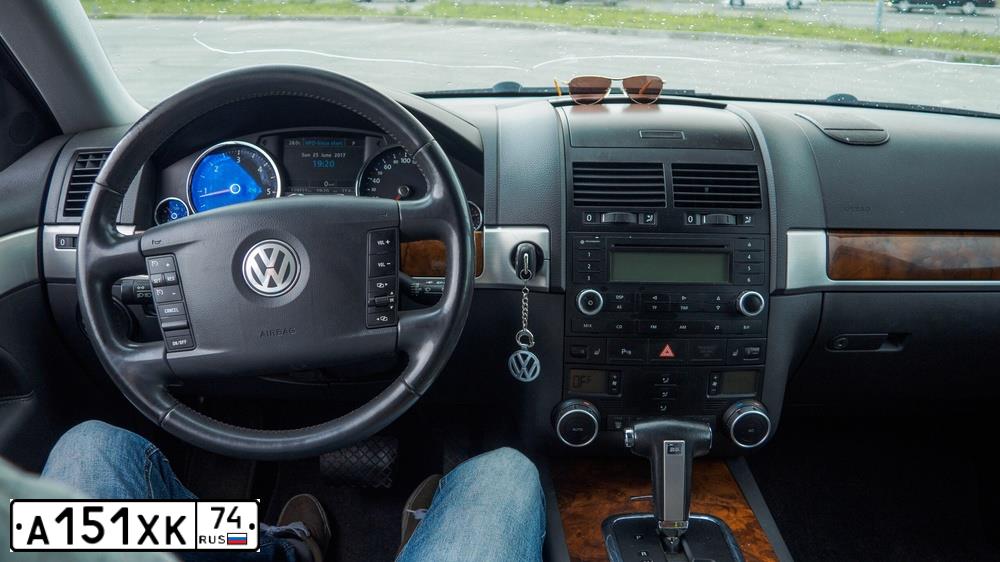 Фото автомобиля VOLKSWAGEN TOUAREG, 2008 — госномер А151ХК74. Цвет: СЕРЫЙ