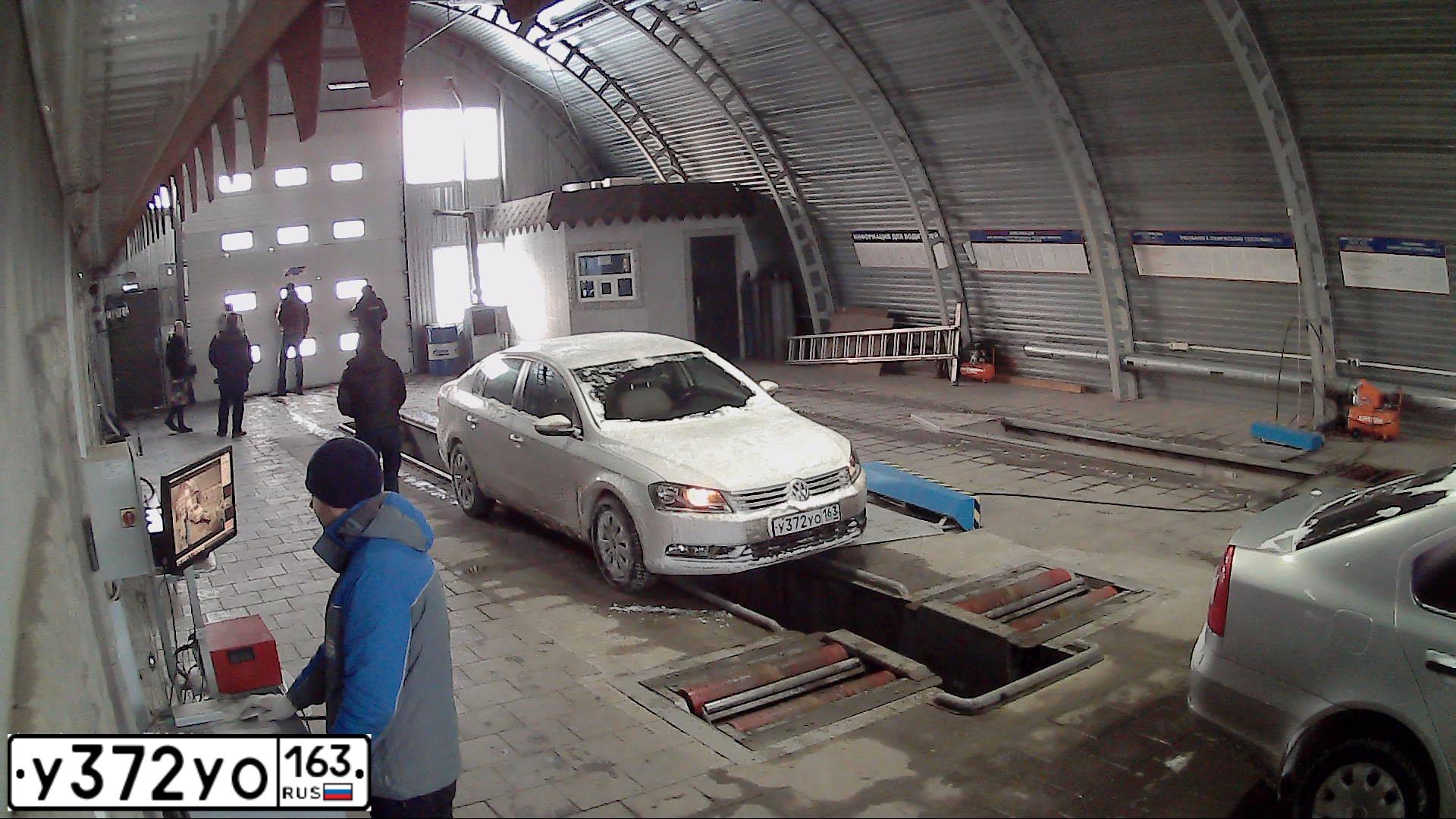 Фото автомобиля VOLKSWAGEN PASSAT, 2014 — госномер У372УО163. Цвет: Белый