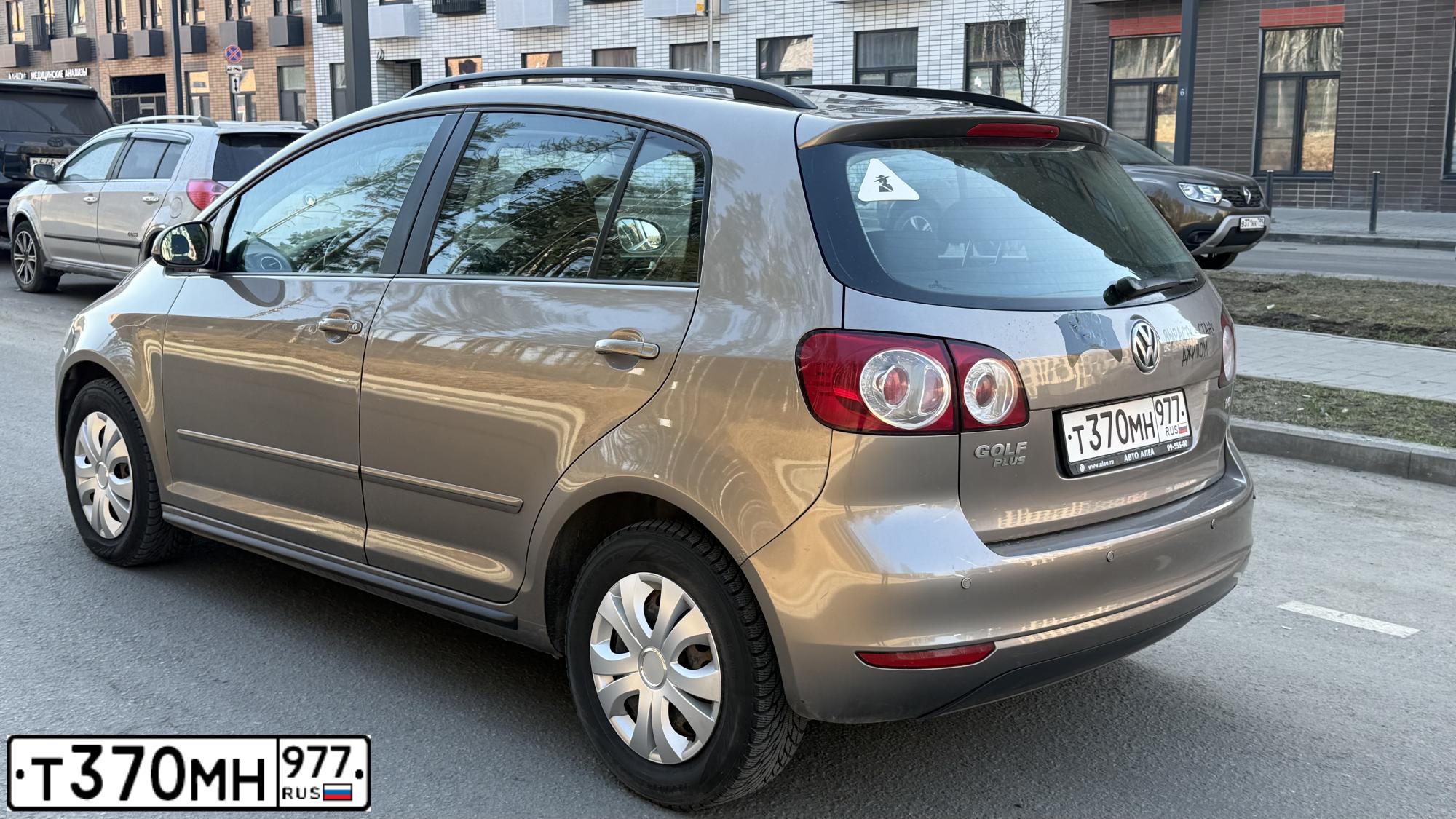 Фото автомобиля VOLKSWAGEN GOLF PLUS, 2011 — госномер Т370МН977. Цвет: СЕРО-КОРИЧНЕВЫЙ