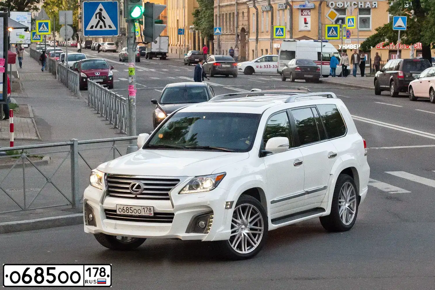 Фото автомобиля LEXUS S LX, 2013 — госномер Р603КВ70. Цвет: Белый