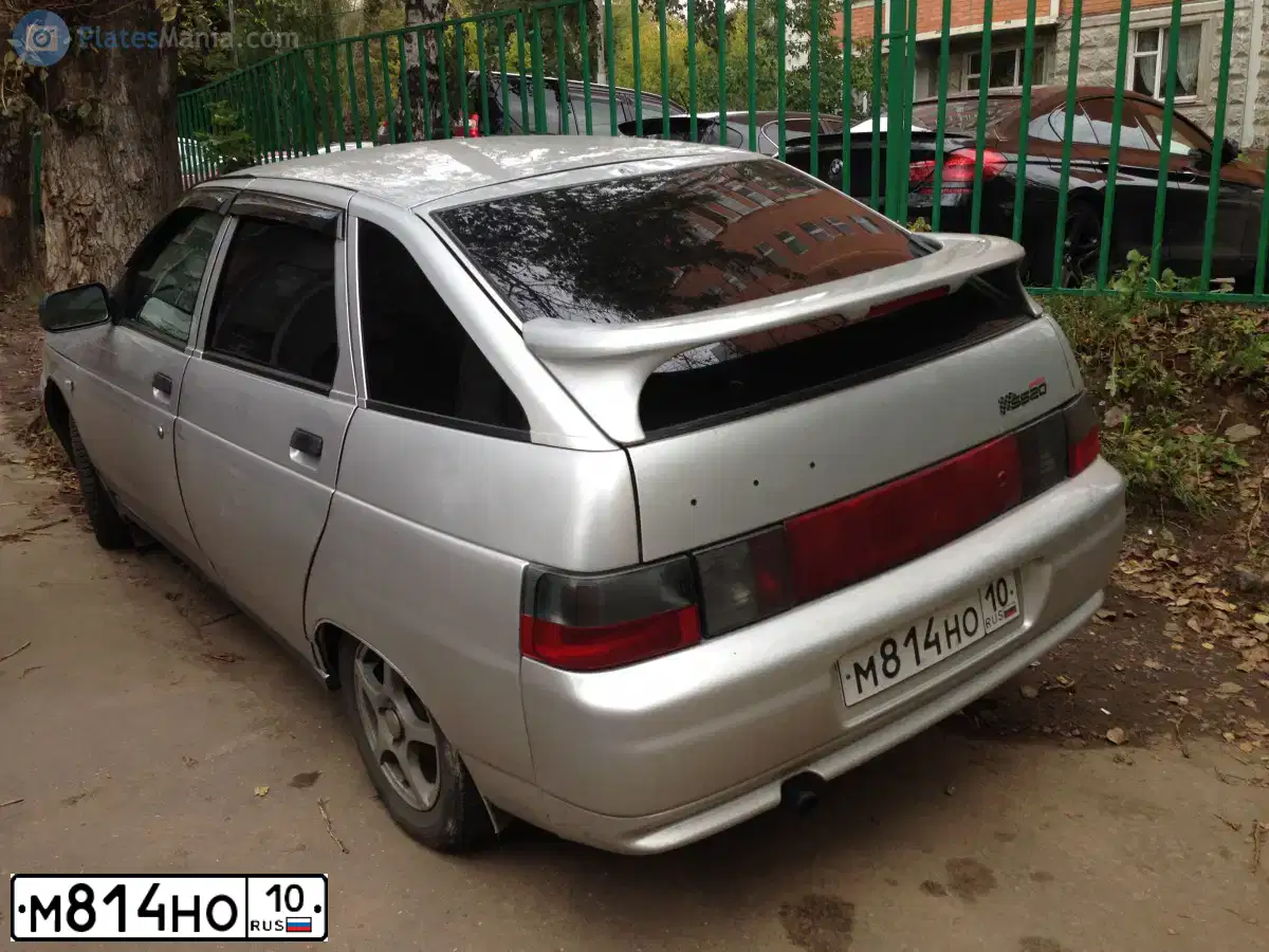 Фото автомобиля LADA 2112, 2004 — госномер О077АЕ10. Цвет: СВЕТЛО-СЕРЕБРИСТЫЙ МЕТАЛЛ
