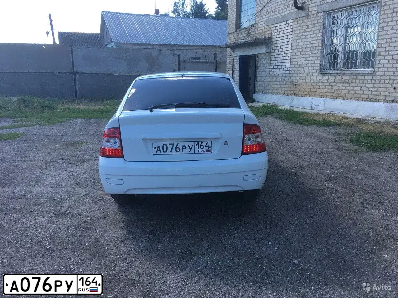 Фото автомобиля LADA 2172 PRIORA, 2012 — госномер Р400УВ64. Цвет: БЕЛЫЙ