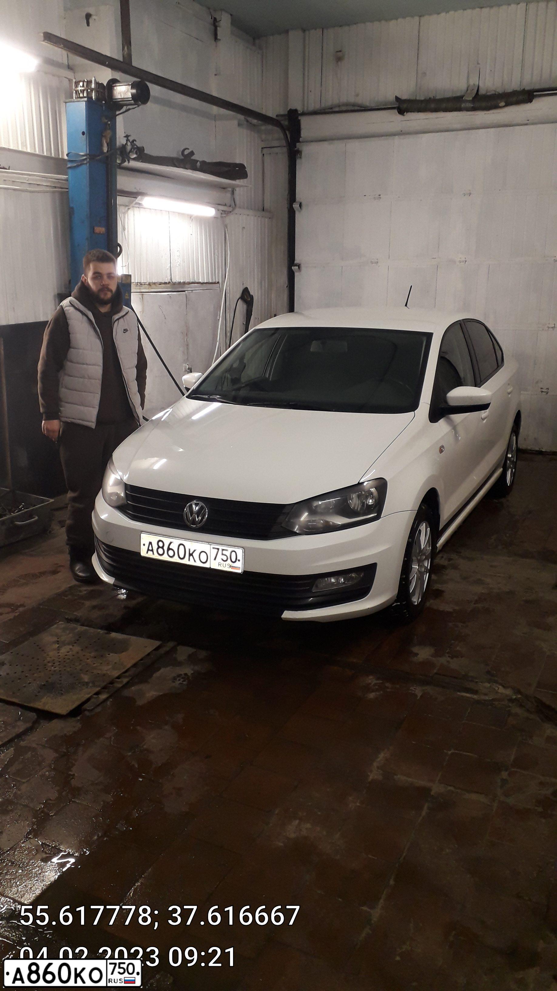 Фото автомобиля VOLKSWAGEN POLO, 2016 — госномер А860КО750. Цвет: Белый