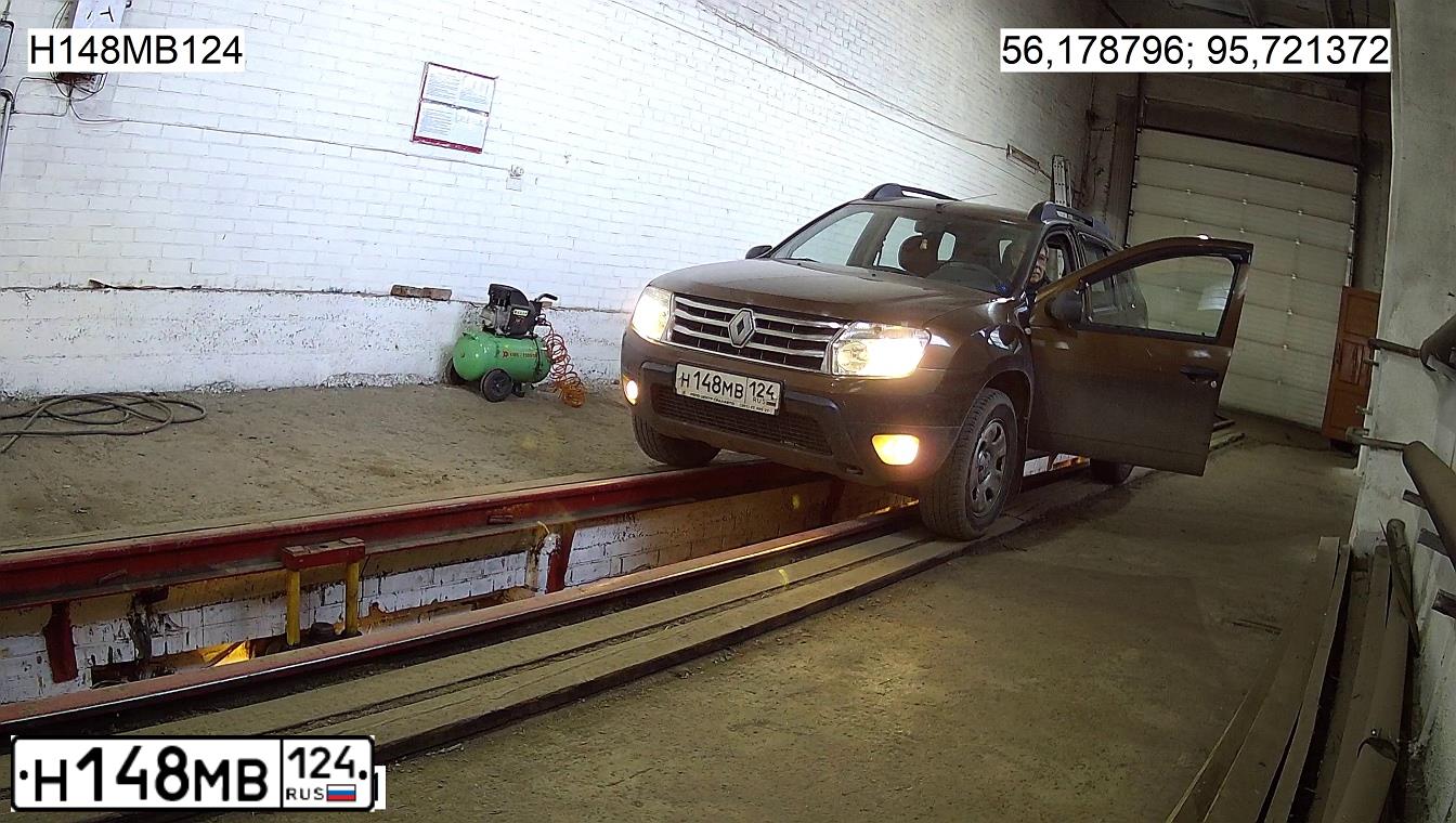 Фото автомобиля RENAULT DUSTER, 2014 — госномер Н148МВ124. Цвет: Коричневый
