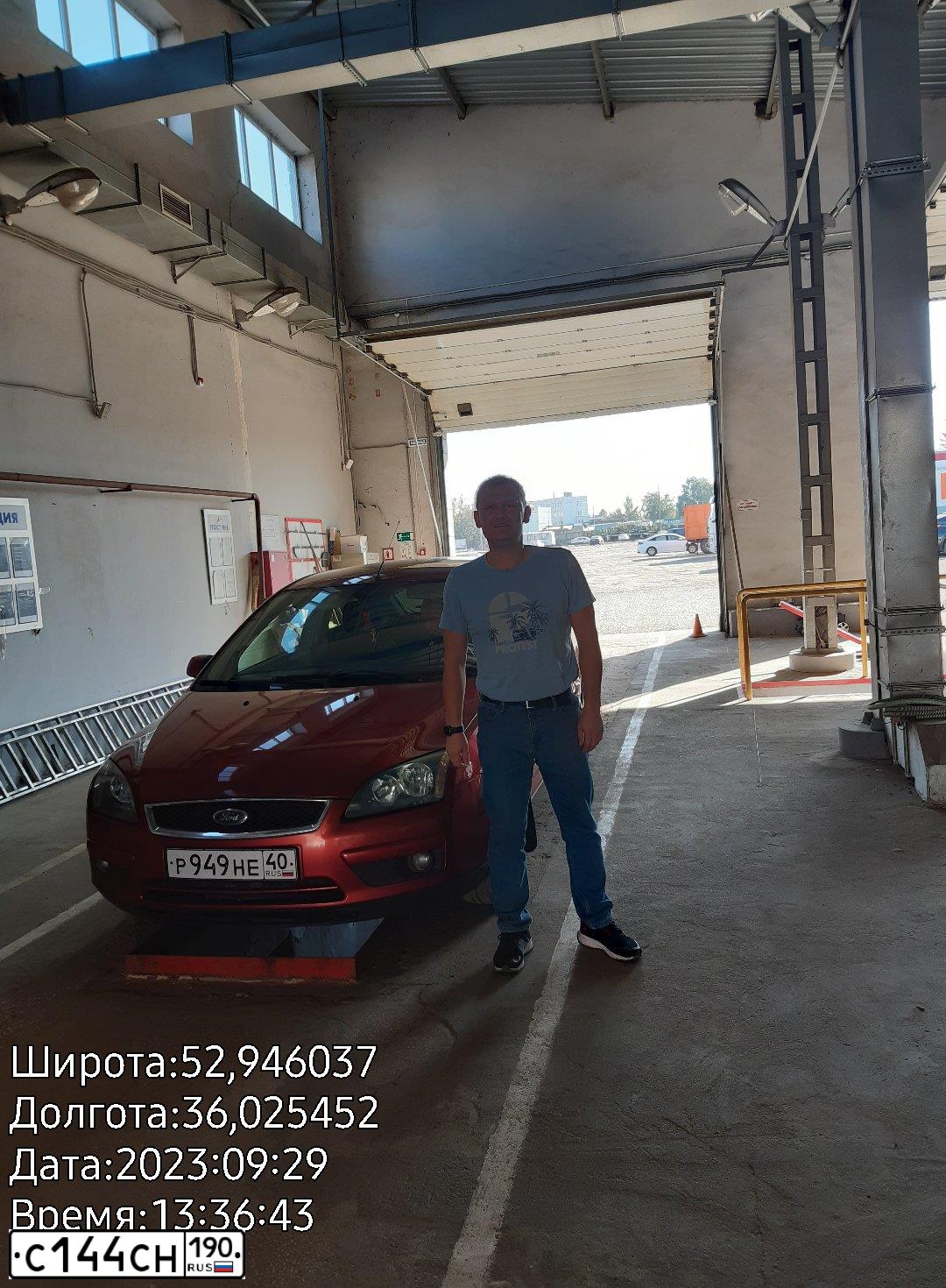 Фото автомобиля FORD FOCUS, 2005 — госномер Р949НЕ40. Цвет: Оранжевый