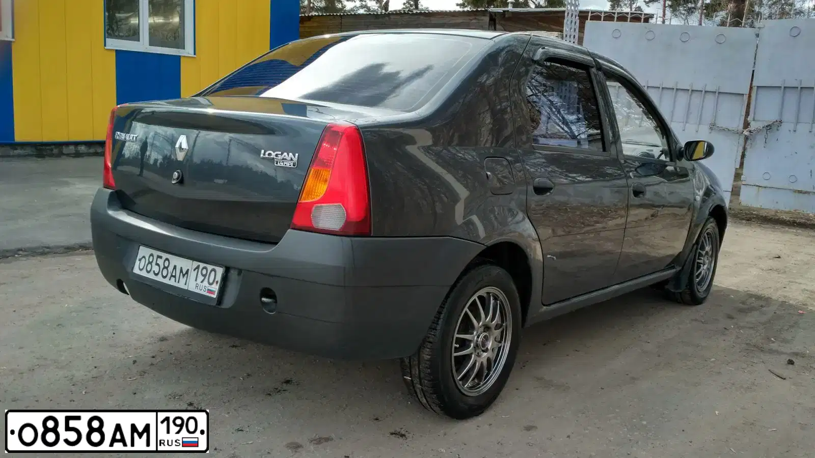 Фото автомобиля RENAULT LOGAN, 2008 — госномер О858АМ190. Цвет: СЕРЫЙ ТЕМНЫЙ