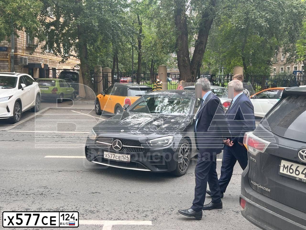Фото автомобиля MERCEDES E-KLASSE, 2020 — госномер Х577СЕ124. Цвет: ЧЕРНЫЙ