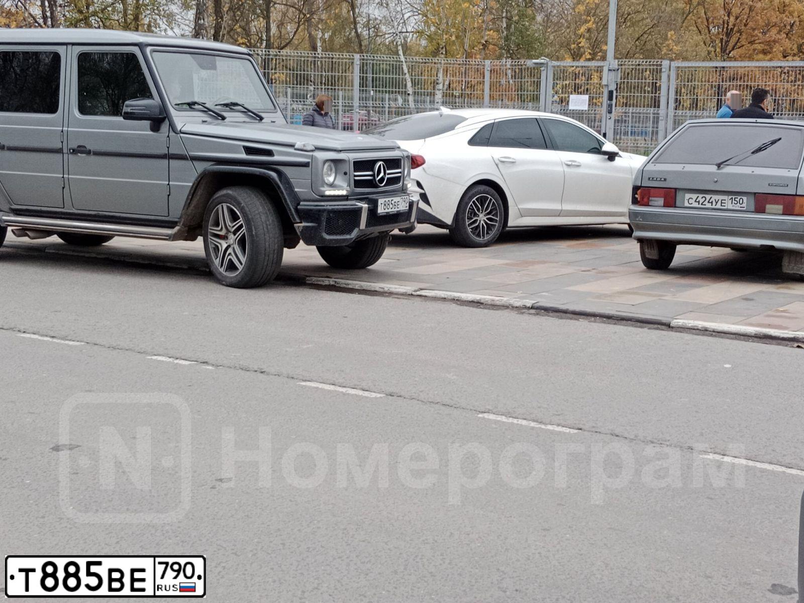 Фото автомобиля MERCEDES G-KLASSE, 2012 — госномер Т885ВЕ790. Цвет: Серый