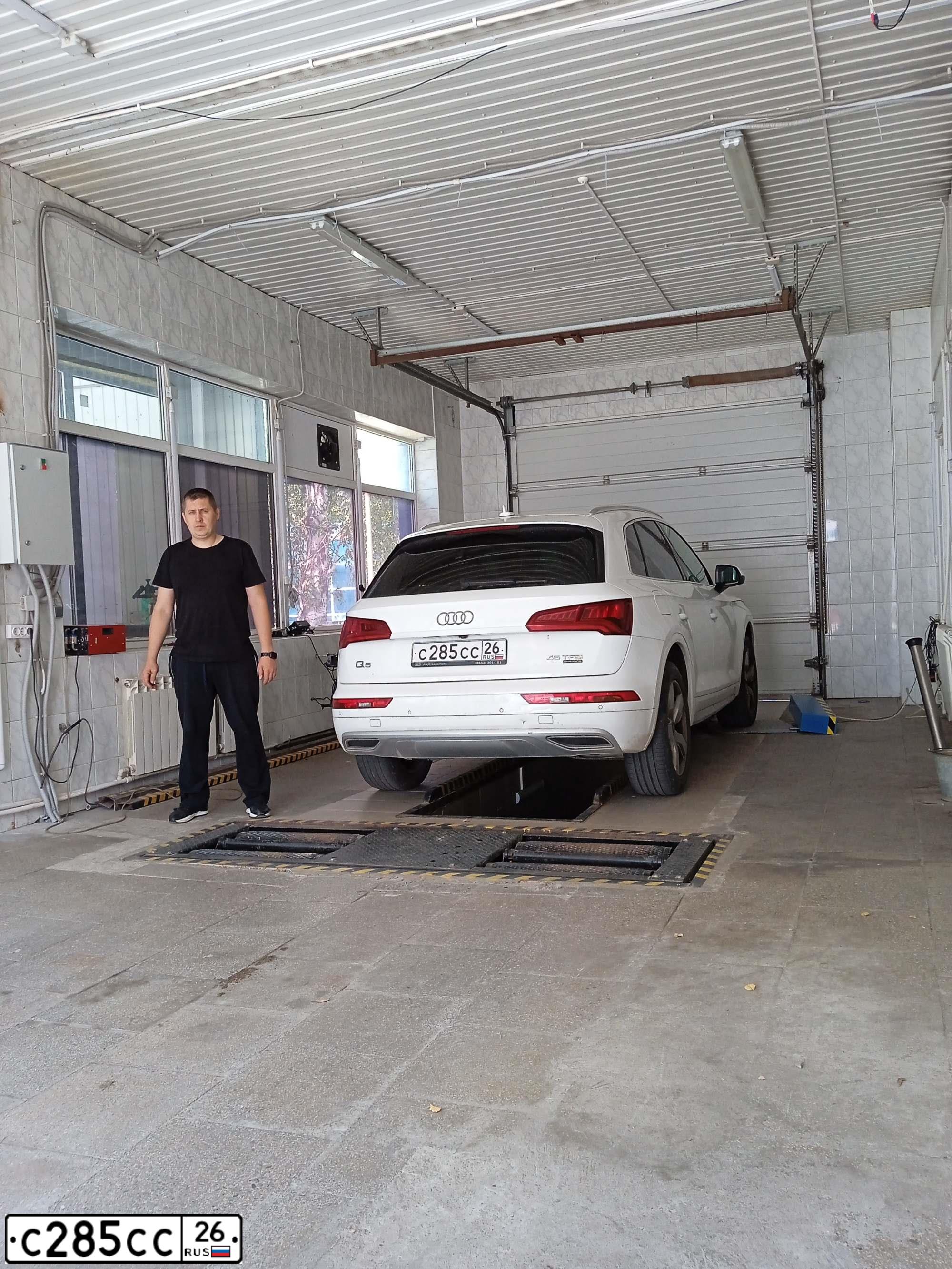 Фото автомобиля AUDI Q5, 2018 — госномер С285СС26. Цвет: Белый