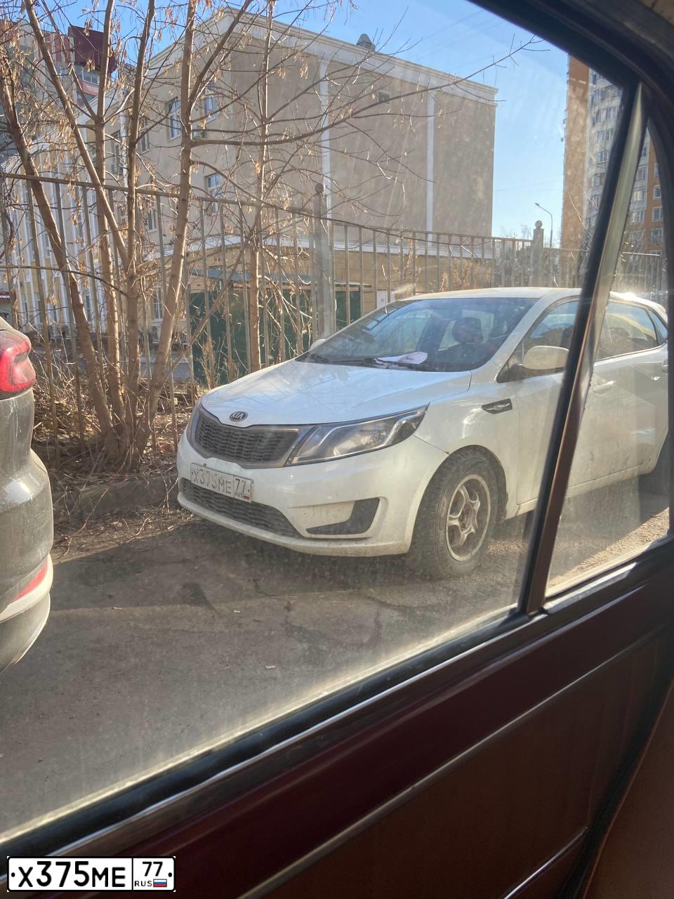 Фото автомобиля KIA RIO, 2013 — госномер Х375МЕ77. Цвет: БЕЛЫЙ