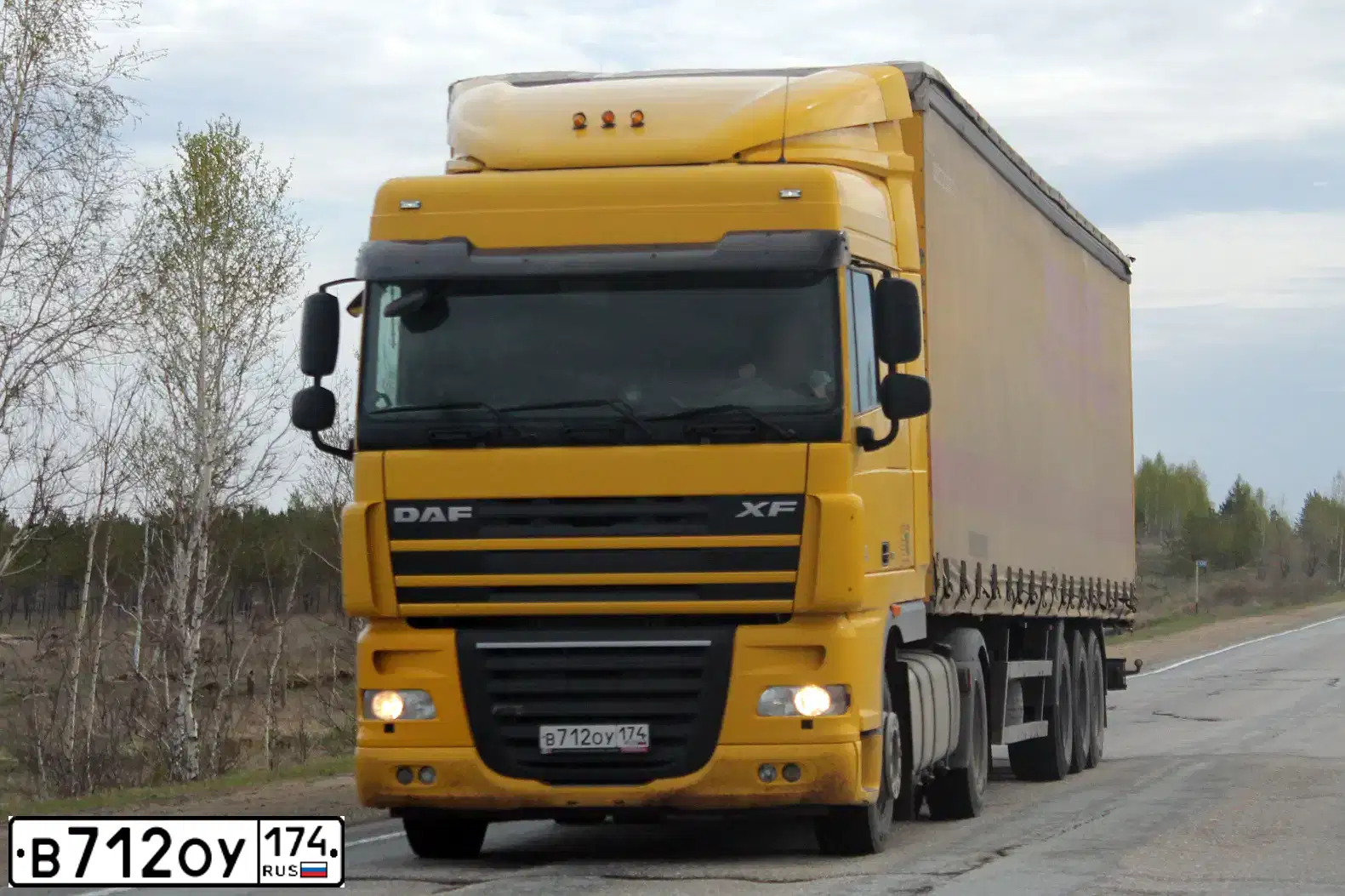 Фото автомобиля DAF XF 105 FT /4X2/, 2012 — госномер В712ОУ174. Цвет: ЖЕЛТЫЙ