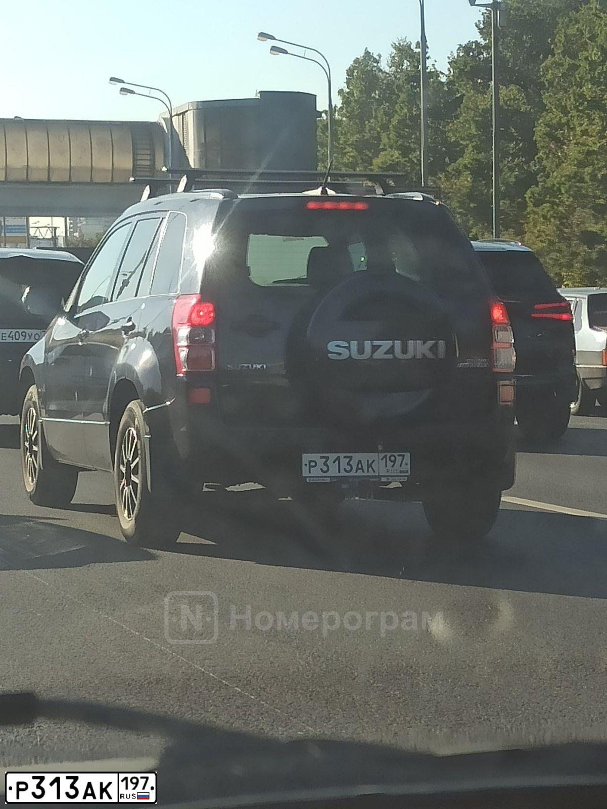 Фото автомобиля SUZUKI /GRAND/ VITARA, 2010 — госномер Р313АК197. Цвет: ЧЕРНЫЙ