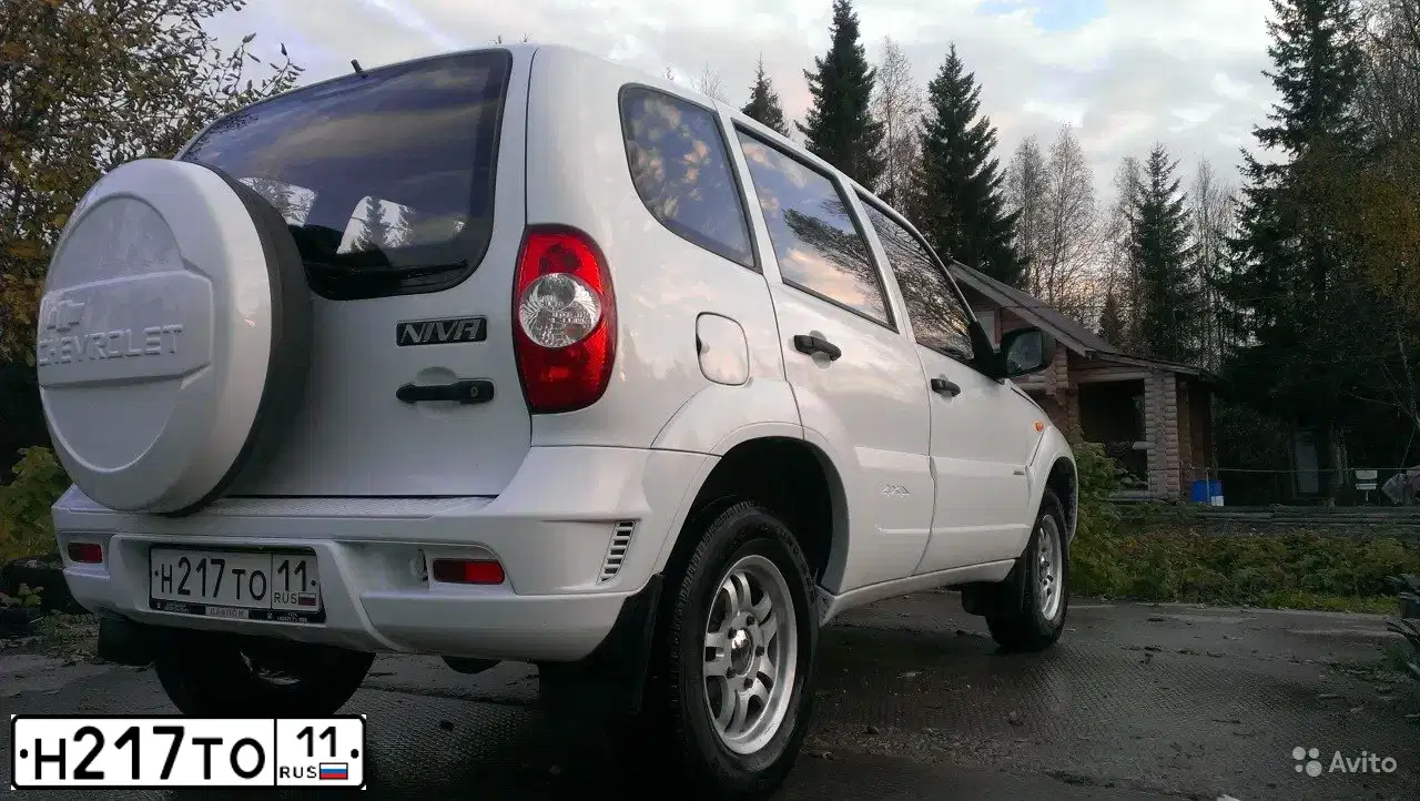 Фото автомобиля CHEVROLET NIVA, 2009 — госномер Н217ТО11. Цвет: ЯРКО - БЕЛЫЙ
