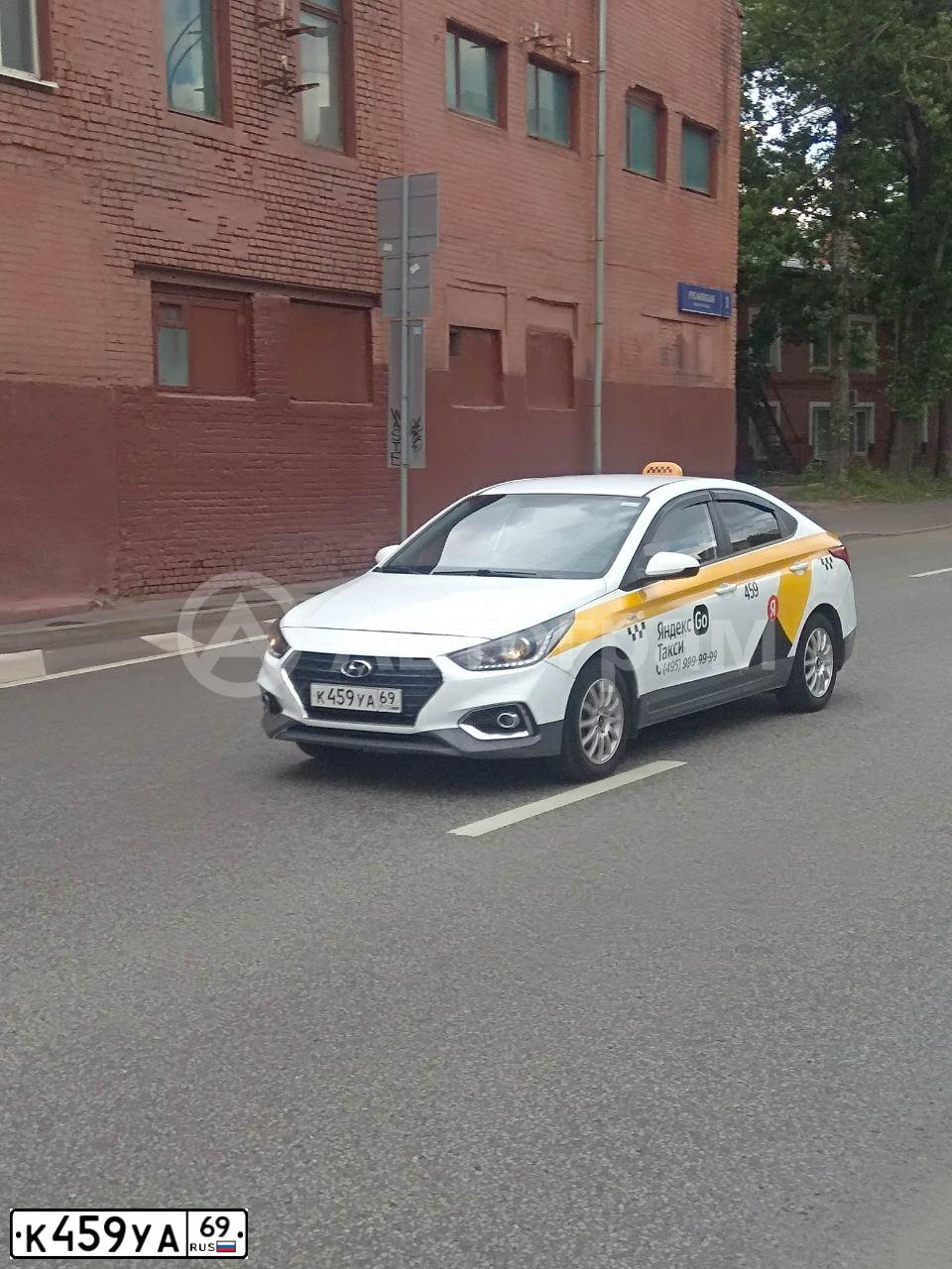 Фото автомобиля HYUNDAI SOLARIS, 2018 — госномер К459УА69. Цвет: БЕЛЫЙ-ЖЕЛТЫЙ-СЕРЫЙ