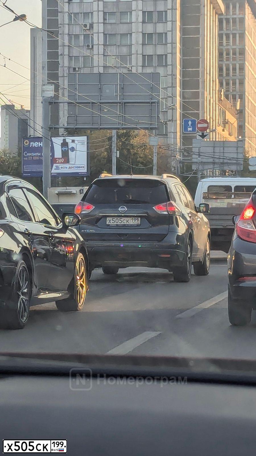 Фото автомобиля NISSAN X-TRAIL, 2016 — госномер Х505СК199. Цвет: ТЕМНО-СИНИЙ