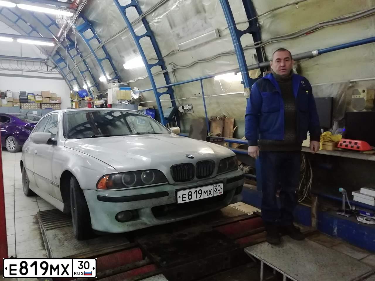 Фото автомобиля BMW SERIE 5, 2000 — госномер Е819МХ30. Цвет: Серебристый