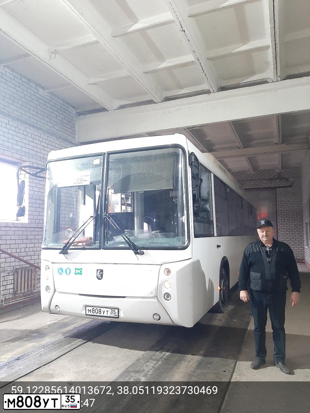 Фото автомобиля NEFAZ 5299 /KAMAZ 5297 4X2/, 2013 — госномер Е421НУ159. Цвет: Белый