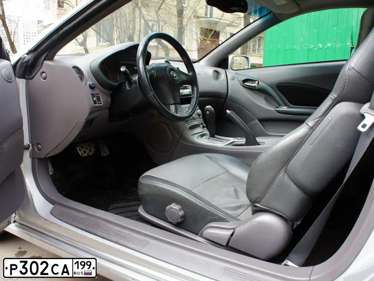 Фото автомобиля TOYOTA CELICA, 2001 — госномер Р302СА199. Цвет: СЕРЫЙ СВЕТЛЫЙ