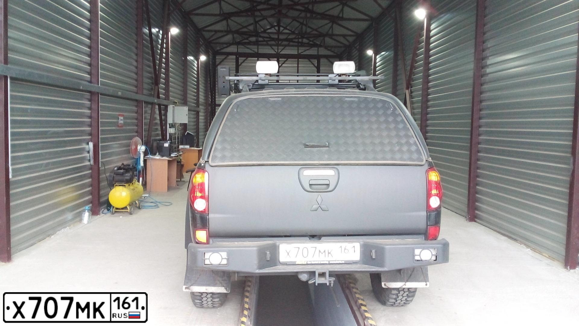 Фото автомобиля MITSUBISHI L 200, 2007 — госномер Н585ЕС136. Цвет: ЧЕРНЫЙ