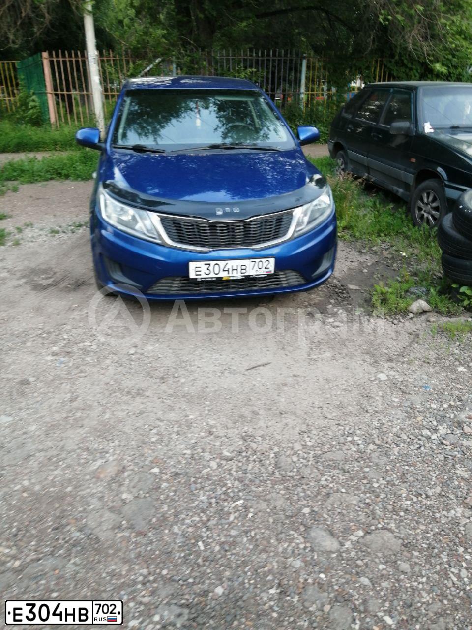 Фото автомобиля KIA RIO, 2011 — госномер Е304НВ702. Цвет: синий