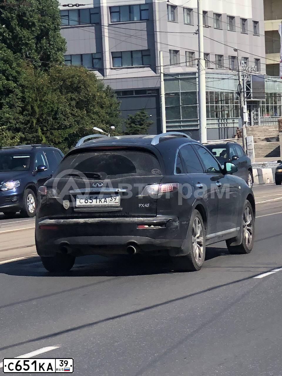 Фото автомобиля INFINITI QX70 /FX/, 2006 — госномер С651КА39. Цвет: ЧЕРНЫЙ