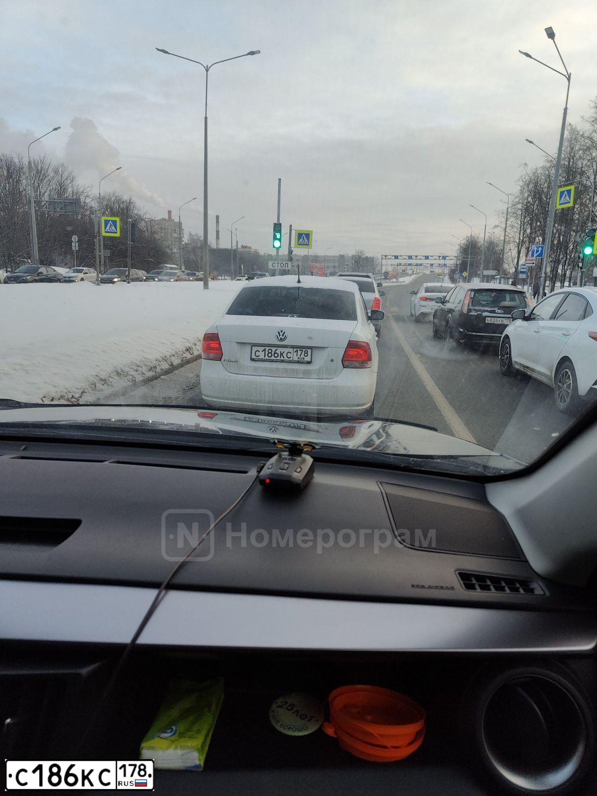 Фото автомобиля VOLKSWAGEN POLO, 2015 — госномер С186КС178. Цвет: БЕЛЫЙ