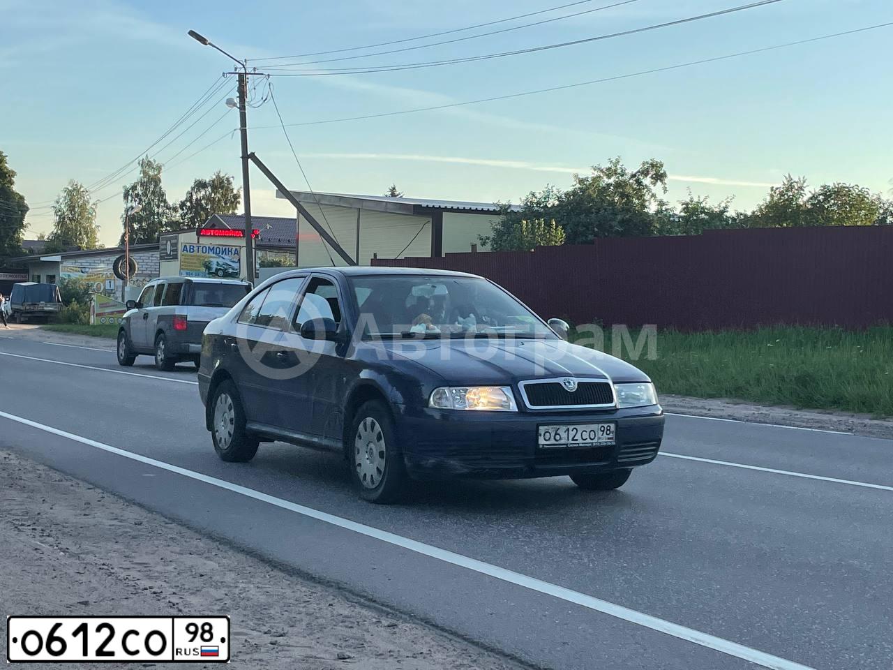 Фото автомобиля SKODA OCTAVIA, 2010 — госномер О612СО98. Цвет: ТЕМНО-СИНИЙ