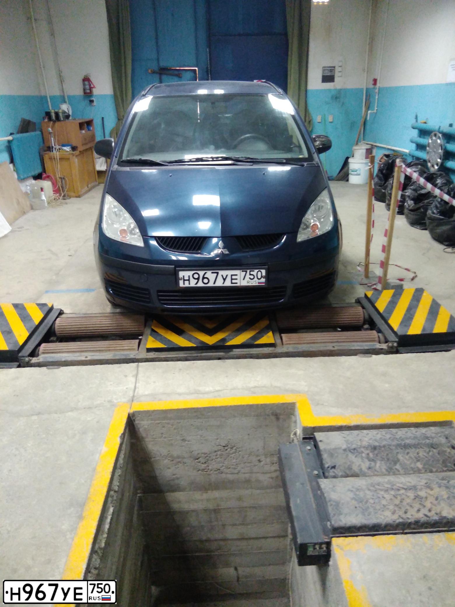 Фото автомобиля MITSUBISHI COLT, 2007 — госномер Р435СХ196. Цвет: синий