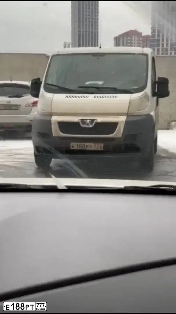 Фото автомобиля PEUGEOT BOXER, 2013 — госномер Е188РТ777. Цвет: Белый