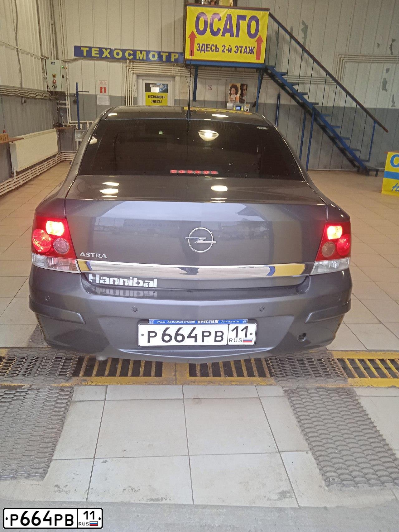 Фото автомобиля OPEL ASTRA, 2011 — госномер В982ХВ43. Цвет: ТЕМНО-СЕРЫЙ