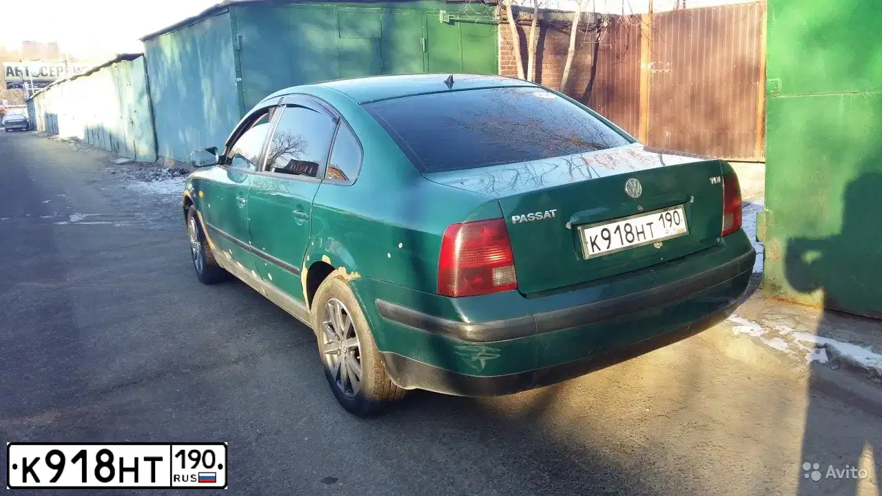 Фото автомобиля VOLKSWAGEN PASSAT, 1998 — госномер А933ОН750. Цвет: Темно-зеленый
