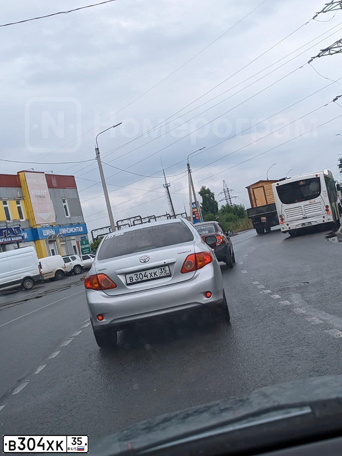 Фото автомобиля TOYOTA COROLLA, 2007 — госномер В304ХК35. Цвет: СЕРЕБРИСТЫЙ